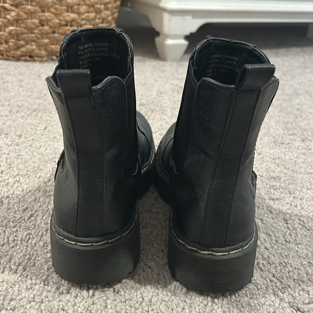 Women’s black boots - Picture 3 of 3